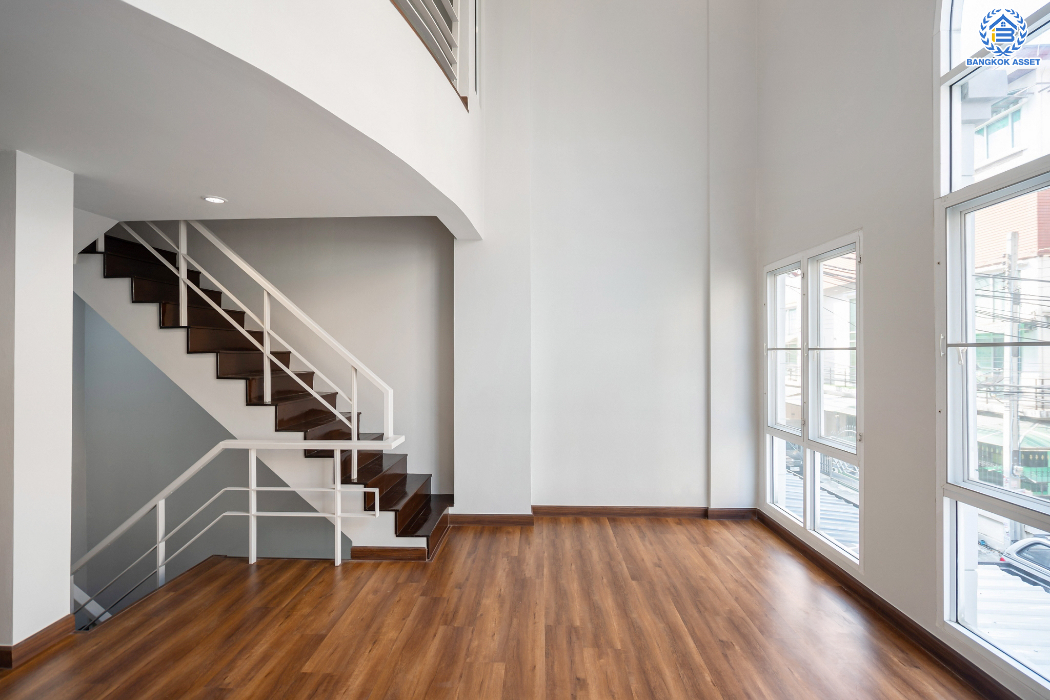 บ้านมือสองตกแต่งใหม่ ม.เดอะพาร์ค ลาดพร้าววังหิน78 ทาวน์โฮม 3 ชั้นครึ่ง เนื้อที่ 16 ตร.ว. ฟังก์ชันจัดเต็ม 3 ห้องนอน (มีห้องน้ำในตัวทุกห้อง) 4 ห้องน้ำ จอดรถได้1 คัน บนทำเลเชื่อมต่อหลายเส้นทาง ใกล้เซ็นทรัลลาดพร้าว เมเจอร์รัชโยธิน ม.ราชภัฏจันทรเกษม ทางด่วน "ฉลองรัช" และรถไฟฟ้าสายสีเขียว "สถานีเสนานิคม"